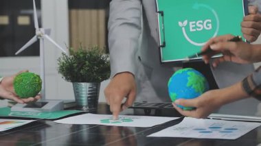 Yeşil enerji tasarrufu kavramına sahip iş adamı