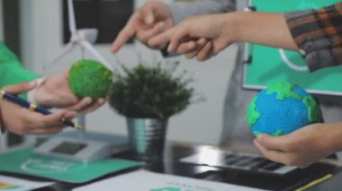 Ofisteki işadamı, küresi ve küresi var.