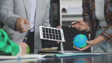 Elinde küreyi tutan bir iş adamı