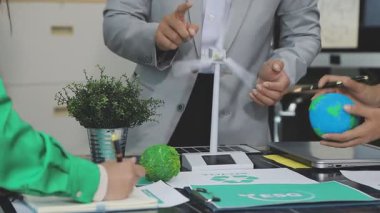 Modern başlangıçta çalışan iş adamları