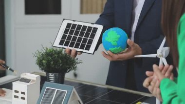 Güneş enerjisi ve rüzgar jenerasyonu. alternatif enerji ve güneş paneli. Güneş enerjisi alternatif bir enerji kaynağıdır