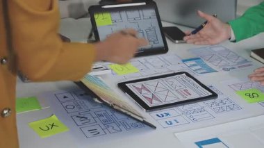 Tablette yeni tasarım projesi gösteren tasarımcı kadın