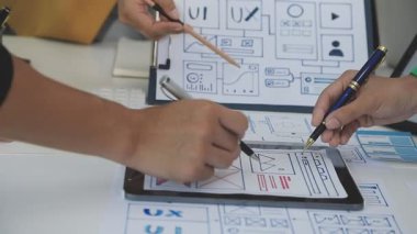 Tablet üzerinde çalışan tasarımcı