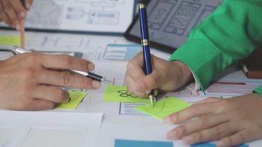 Tasarımcısı dijital tablet kullanarak