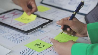 Genç bayan tasarımcı ofiste çalışıyor.