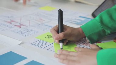 Dijital tablet üzerinde çalışan kadın tasarımcıya yakın çekim