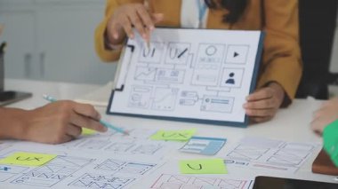 Projenin planı üzerinde çalışan iş adamları