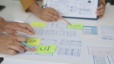 İş ekibi yeni bir proje üzerinde çalışıyor..