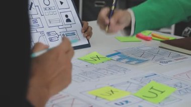 İş adamları beyin fırtınası yapıyor, veri ve raporla tartışıyor takım çalışması beyin fırtınası yapıyor..