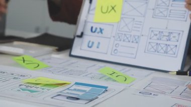 Bir proje üzerinde çalışan tasarımcı