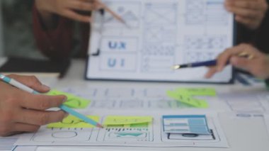 İş kadını bir kağıda yazı