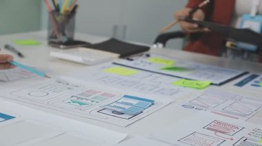 Tasarımcılardan oluşan yaratıcı ekip ofiste yeni fikirleri tartışıyor..