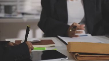 İş ekibi ofiste tartışıyor ve plan yapıyor..