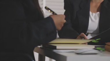 İş kadını tablet bilgisayarda çalışıyor ve evrakları ofisinde tutuyor. Ofisinde dijital tableti olan iş kadını.