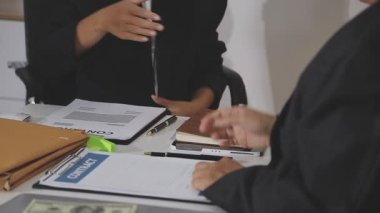 İş Adamları Tokalaşıyor