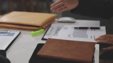 Kapat. İş adamı ofiste bir toplantı sırasında el sıkışıyor, iş konsepti..