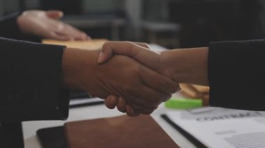 İş adamı tokalaşması, ofiste başarılı bir iş görüşmesi..