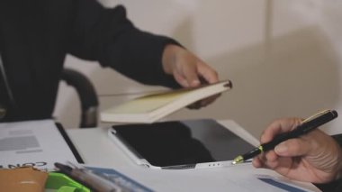 İş adamları buluşuyor ve fikirleri tartışıyor, çalışıyor, ofis yapıyor. Takım çalışması. iş insanları konsepti