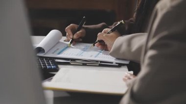 İş adamı bir günlüğe notlar yazıyor.