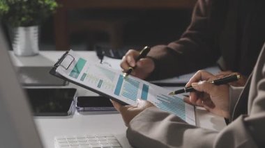 Ofisteki belgelerle çalışan işadamı..