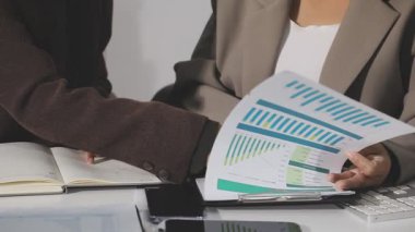 işletme ekibi bilgisayar ve tablet üzerinde grafik ve mali verilerle çalışır