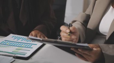 İş kadını ofiste çalışıyor.