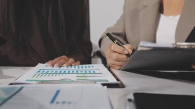 İş adamları modern ofiste çalışır..