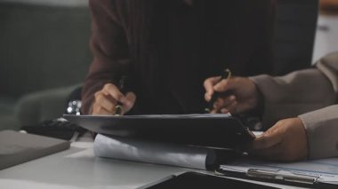 Ofiste kağıda yazı yazan işadamlarının görünümünü kapat