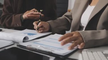 Manzarayı kapat. İki iş adamı yeni iş planını tartışıyor