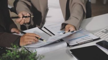 İş adamları toplantıda tartışıyor ve beyin fırtınası yapıyorlar.