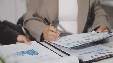 İş ekibi modern ofiste yeni projeyi tartışıyor