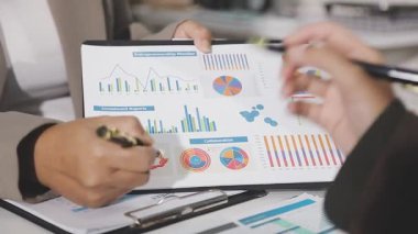 İş adamı ekrandaki grafiğe işaret ediyor..