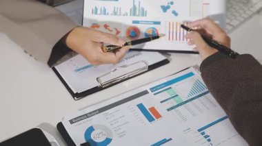 İş adamları toplanır ve iş tartışır, beyin fırtınası yapar ve yeni projeleri tartışır, iş ekibi kavramını tartışır. Ofiste çalışan iş adamı.