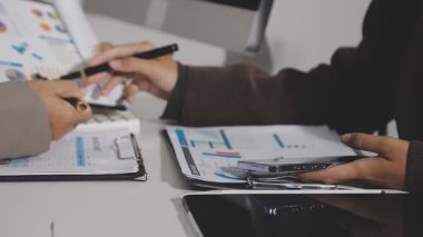 Birlikte çalışan iş adamlarını kapatın.