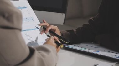 ofiste bilgisayar üzerinde çalışan iş adamı