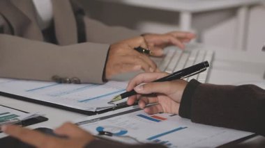 Ofisteki hesap makinesindeki mali verileri analiz eden iş adamı