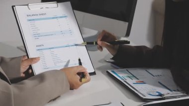 Dizüstü bilgisayardaki finansal verileri analiz eden iş adamı.