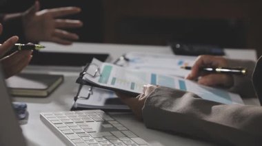 İş ekibi ofisinde toplanıyor..