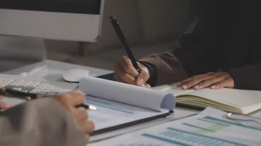 Ofiste belgelerle çalışan işadamları