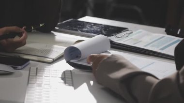 Ofisteki iş adamı. İş yerindeki iş adamları