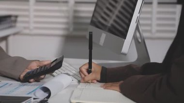 İş adamı ve iş kadını iş yerinde birlikte çalışıyorlar..