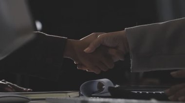 Modern ofisteki iş adamlarının el sıkışması