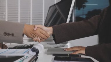 İş adamları el sıkışıyor, toplantıyı bitiriyor. ofis ve