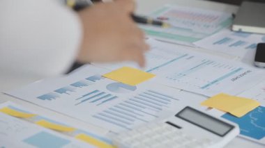 Grafikleri analiz eden ve verileri analiz eden iş adamı