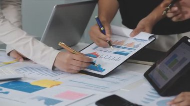 bir grup iş adamı mali belgeleri tartışıyor