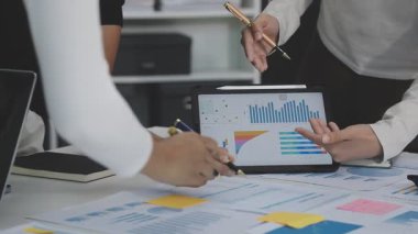 Finansal rapor üzerinde çalışan bir grup iş adamı