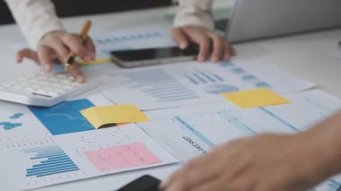 Ekonomik rapor, mali grafik, hesap makinesi, kalem ve hesap makinesi ile çalışan işadamı.