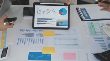 Finansal istatistiklerle çalışan iş adamları ve rapor