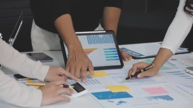 İş adamları ofiste buluşur, birlikte çalışırlar..