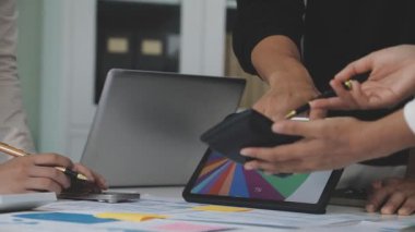 İş adamları mali planı tartışıyor